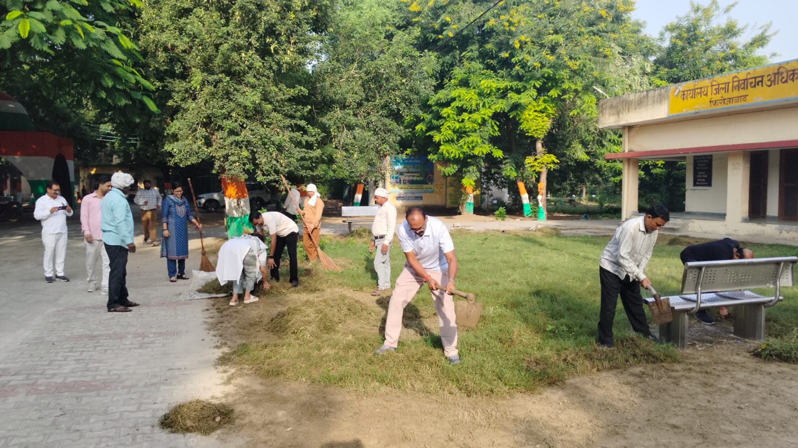 गांधी जयंती पर डीएम के नेतृत्व में कलेक्ट्रेट और न्यायालय परिसर में चला स्वच्छता अभियान