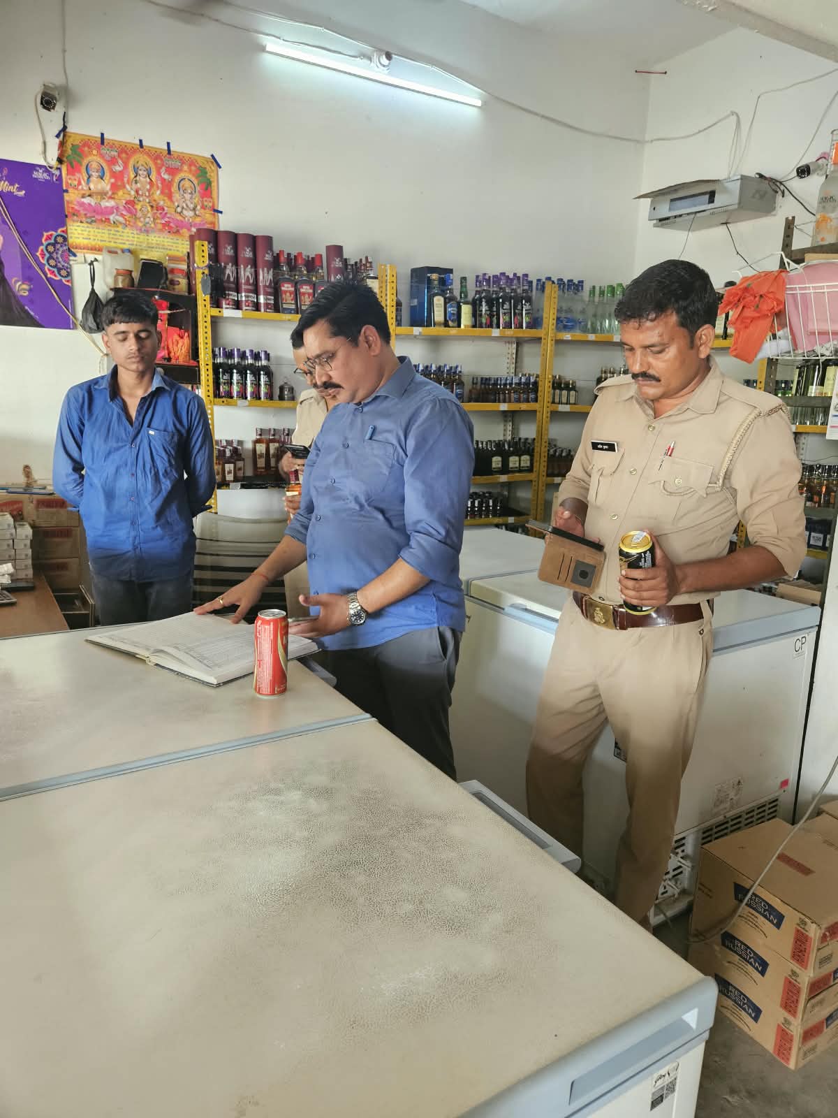 आबकारी विभाग ने शराब दुकानों का किया निरीक्षण, दिए आवश्यक निर्देश