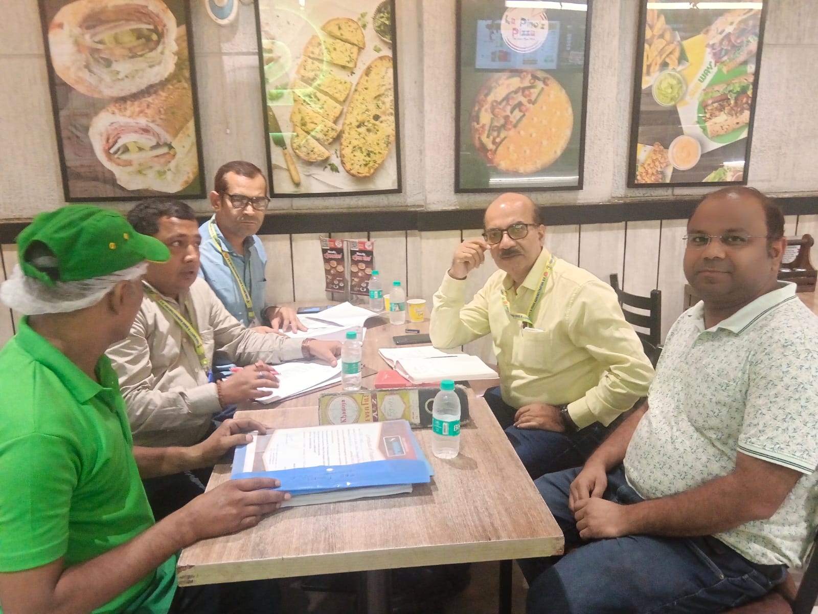 फिरोजाबाद के सामूहिक किचन बन रहे आकर्षण का केंद्र खाद्य सुरक्षा विभाग की पहल और डीएम के निर्देशों का असर