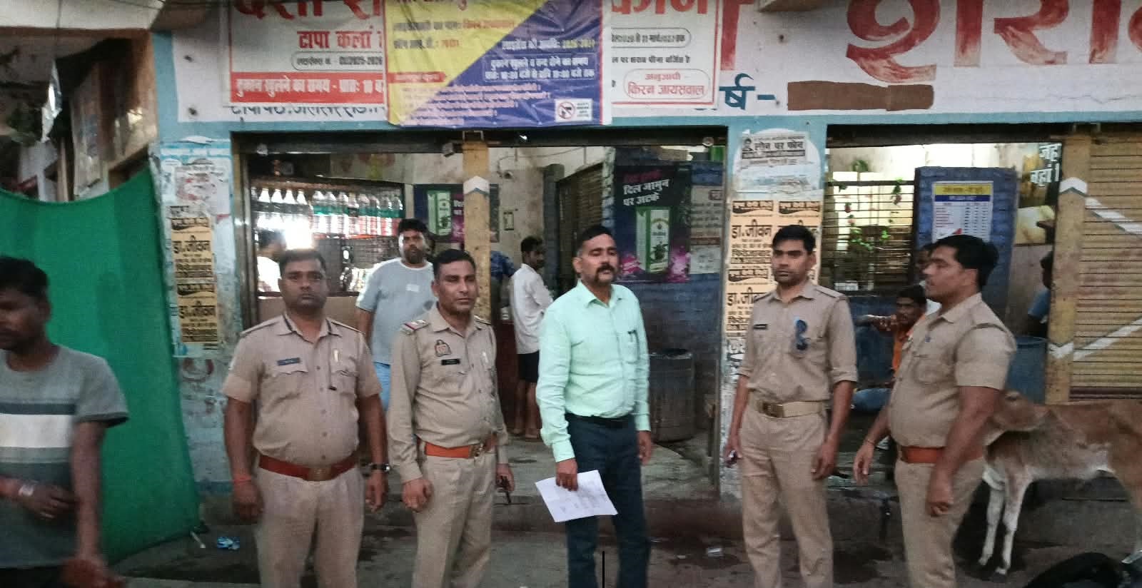 आबकारी विभाग ने जसराना में शराब की दुकानों का किया निरीक्षण, निर्धारित मूल्य पर बिक्री के निर्देश