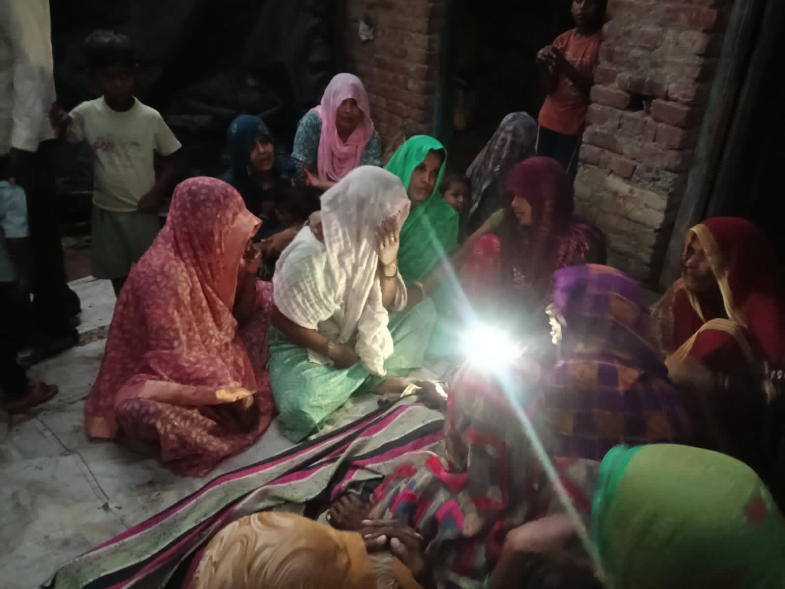 फिरोजाबाद में दर्दनाक हादसा: दीवार गिरने से दो की मौत, तीन गंभीर घायल