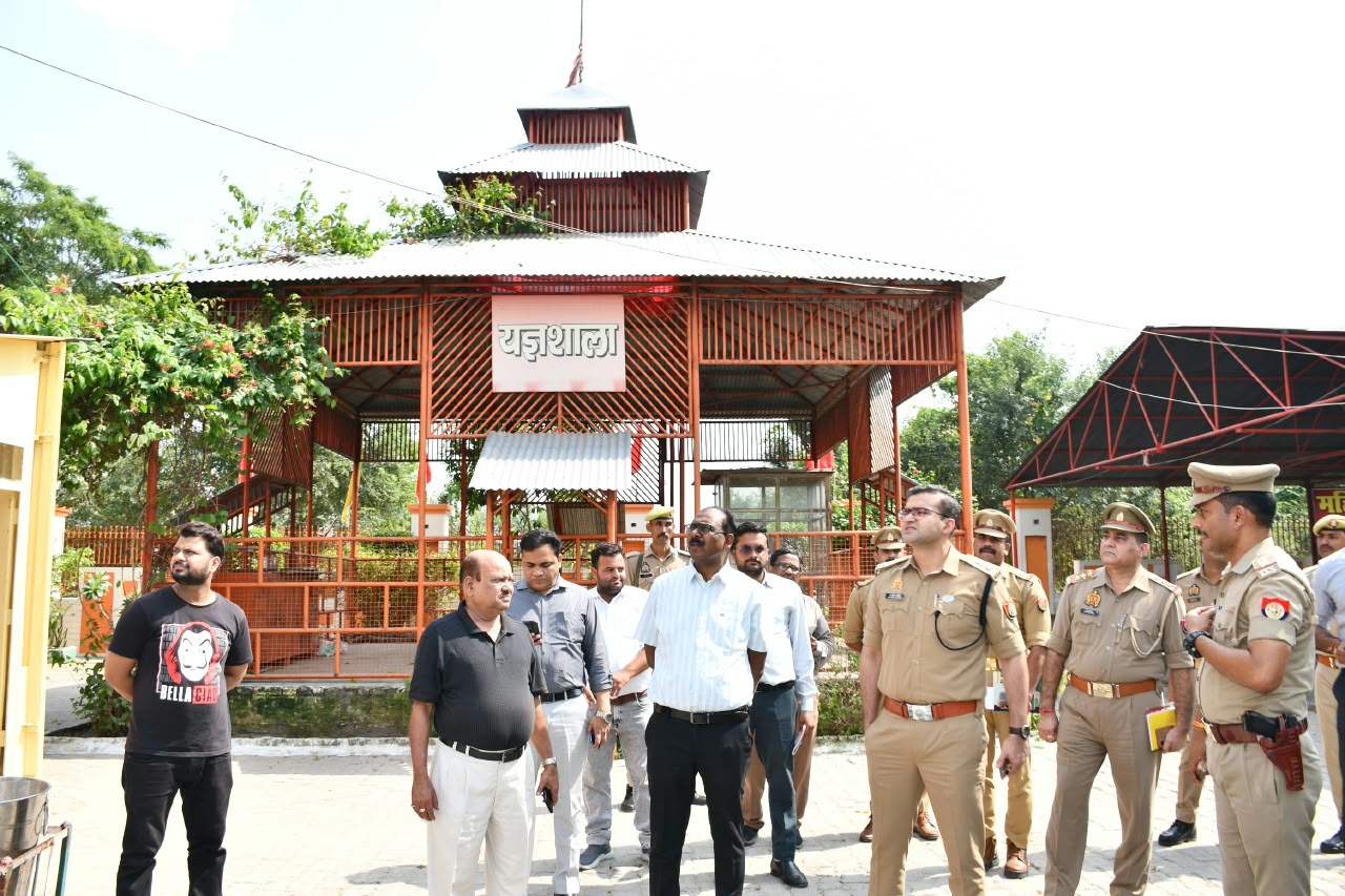 नवरात्रि की तैयारियों का डीएम और एसएसपी ने लिया जायजा, वैष्णो धाम मंदिर का किया औचक निरीक्षण