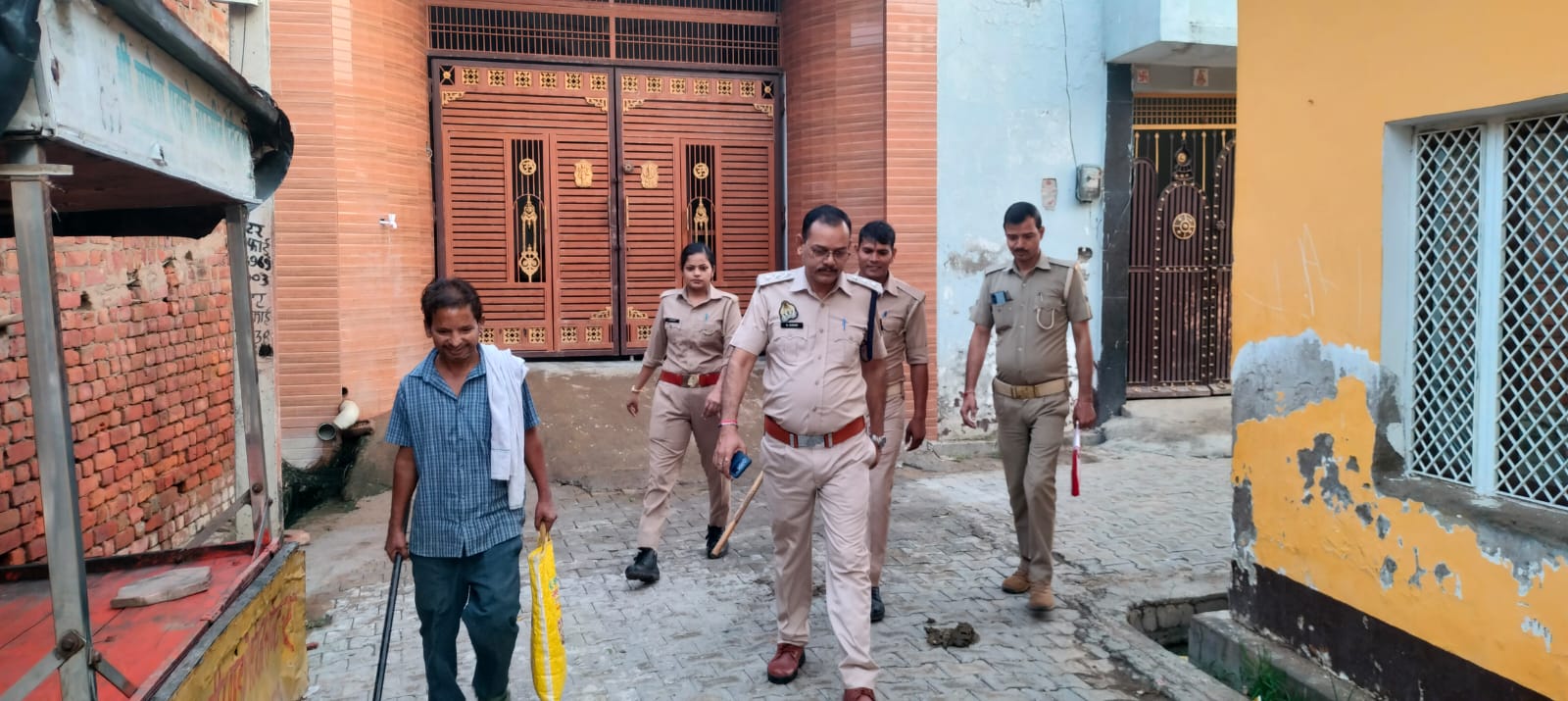 शिकोहाबाद की गिहार कॉलोनियों में आबकारी विभाग की दबिश, पांच लीटर कच्ची शराब बरामद
