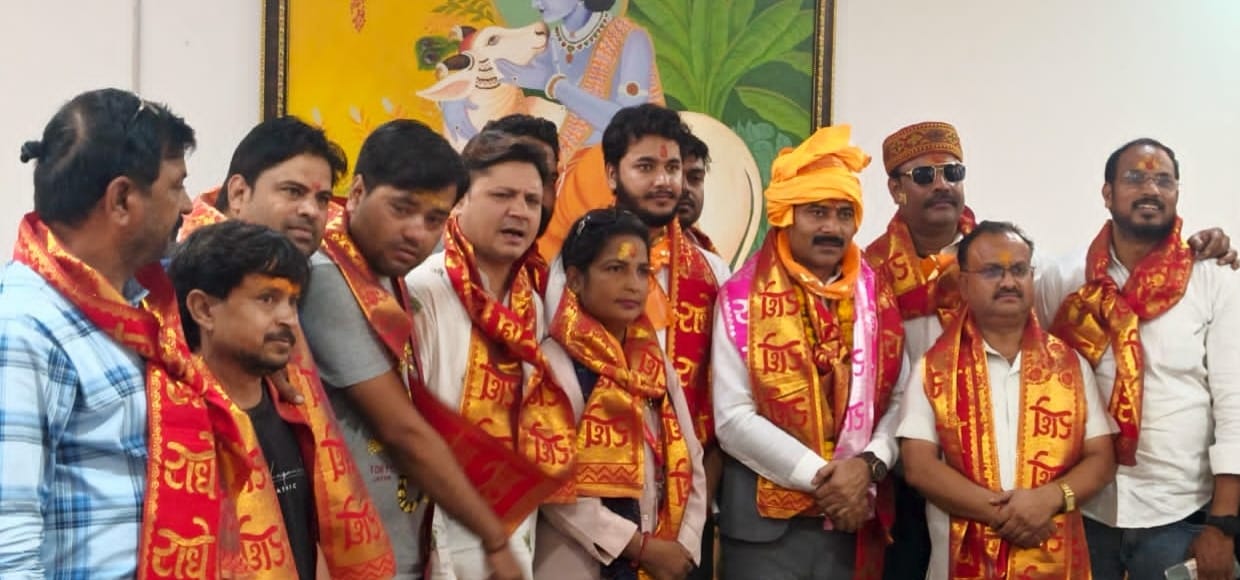 गिरिराज जी के दुग्धाभिषेक के साथ पत्रकारों ने लिया एकजुटता का संकल्प, गोवर्धन में बनेगा प्रेस क्लब