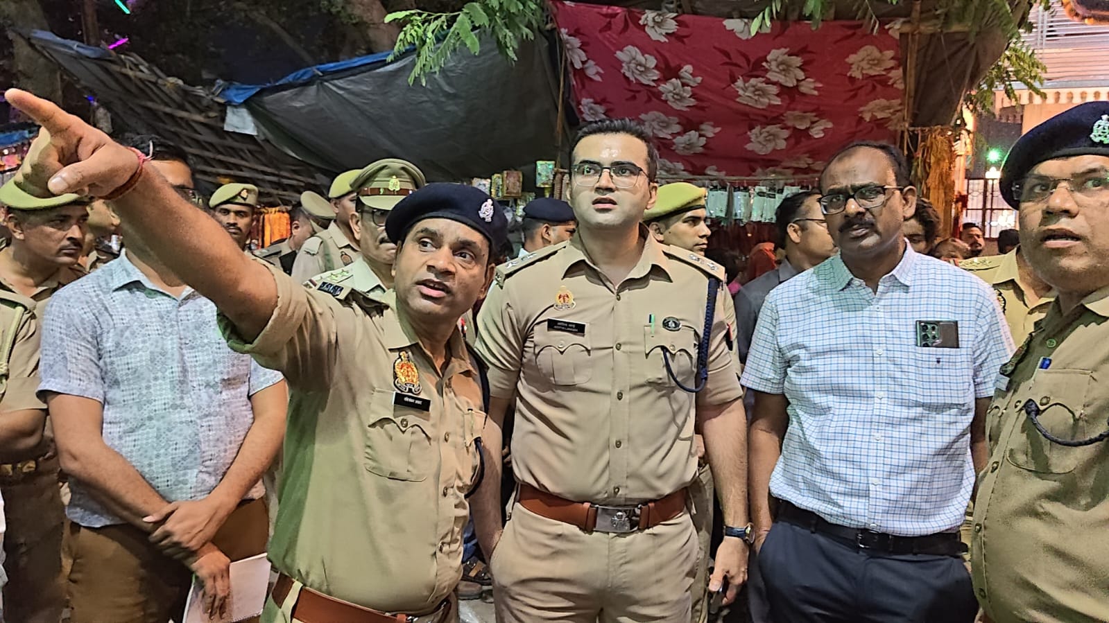 नवरात्र के पहले दिन डीएम-एसएसपी ने किया पैदल गश्त, मंदिरों की सुरक्षा व्यवस्था परखी