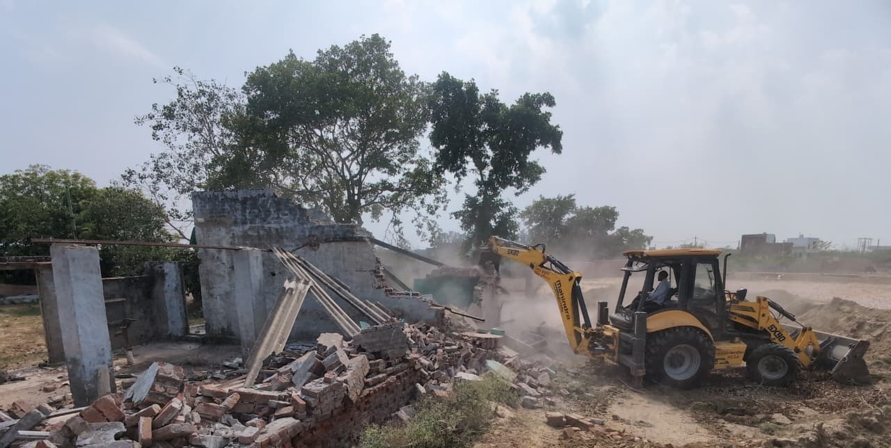 अवैध कॉलोनी में ध्वस्तीकरण की कार्रवाई, प्राधिकरण की टीम ने हटाए निर्माण