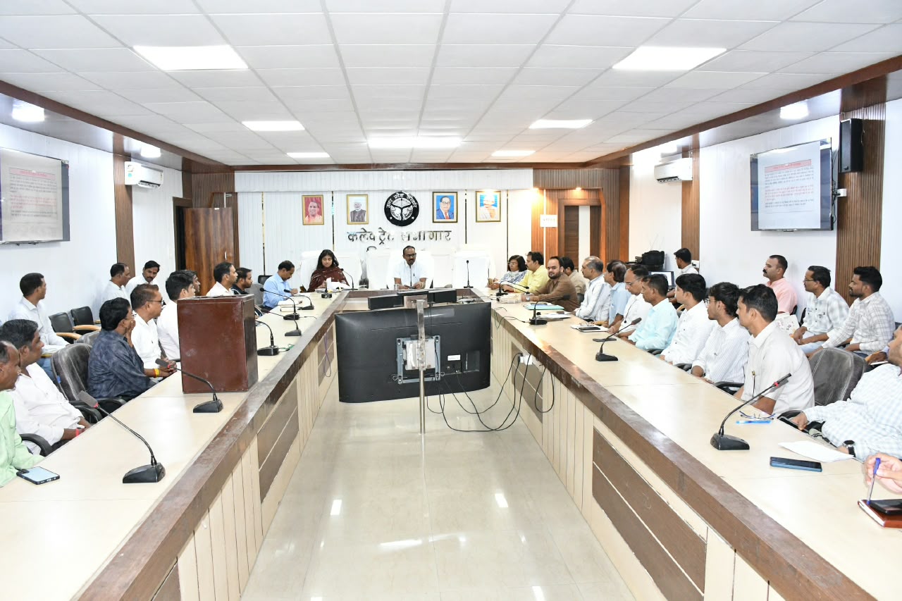 जिलाधिकारी संतोष कुमार शर्मा की मौजूदगी में दूसरे दिन कार्मिकों को दिया गया प्रशिक्षण, मतपेटी खोलने, बंद करने और सील करने की दी जानकारी