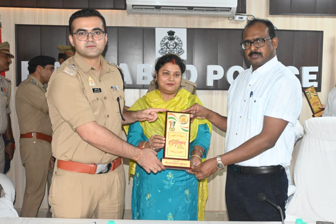 डीएम और एसएसपी ने शिक्षिकाओं, होनहार छात्राओं, महिला समाजसेविकाओं व ग्राम प्रहरियों को स्मृति चिह्न देकर बढ़ाया उत्साह
