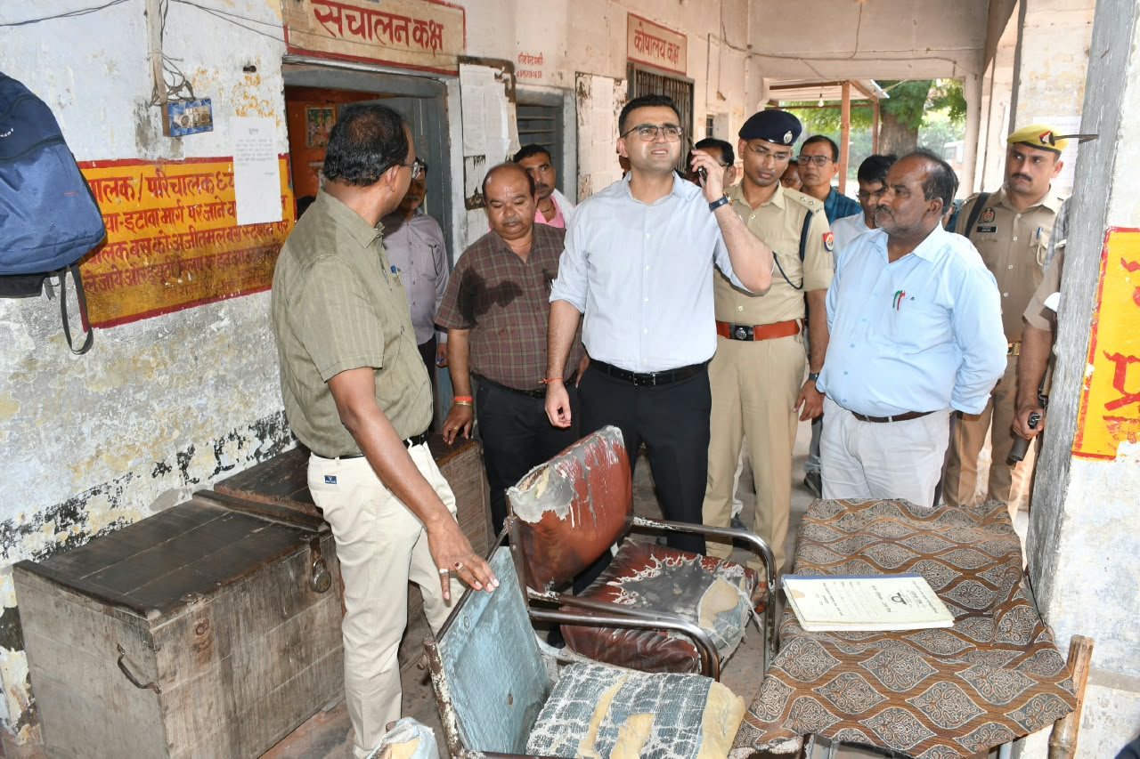 शिकोहाबाद बस स्टेशन पर अव्यवस्थाएं देख डीएम नाराज, एआरएम को दी कार्रवाई की चेतावनी: डीएम