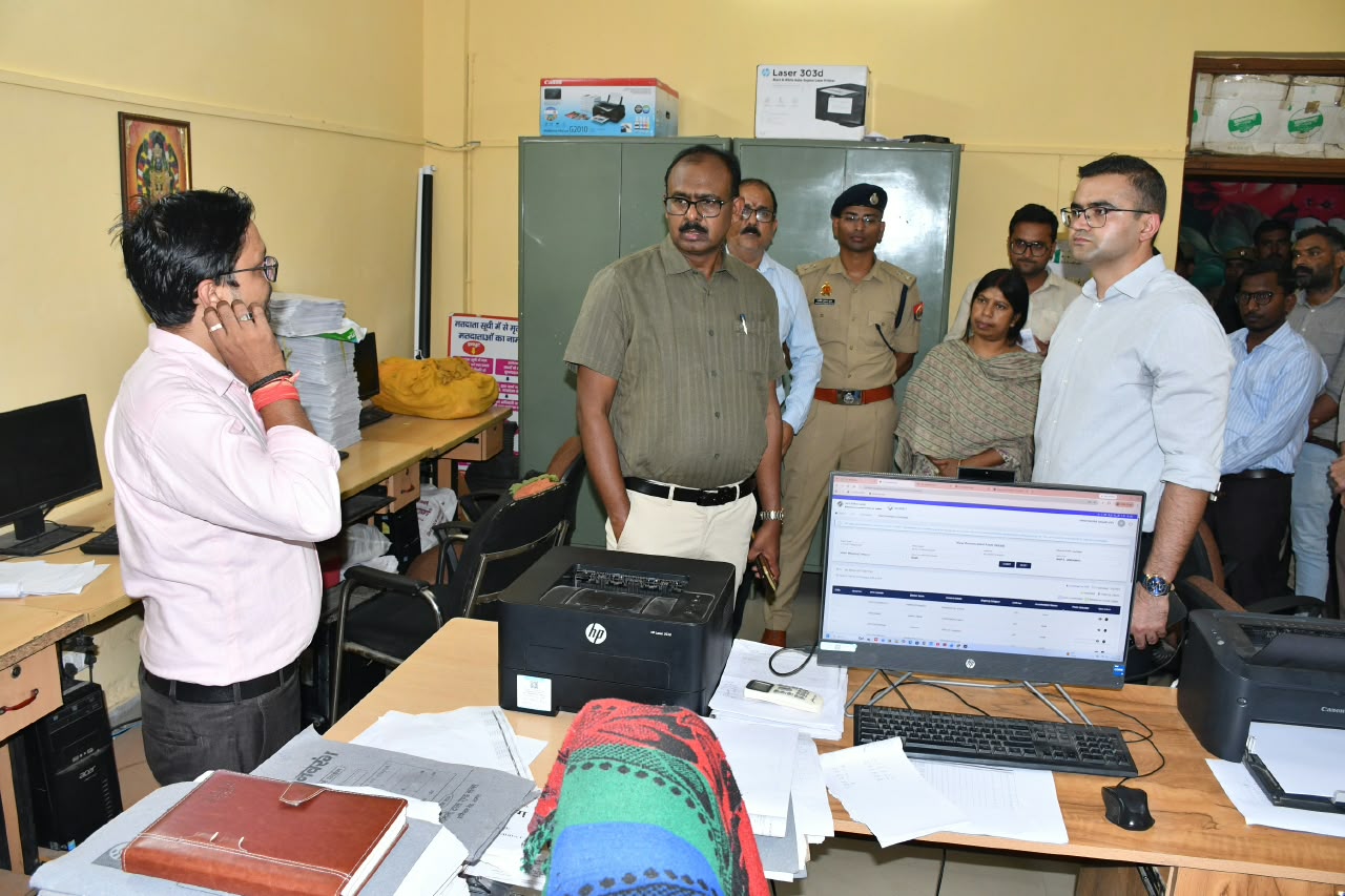 विधान परिषद चुनाव की तैयारियों का डीएम-एसएसपी ने लिया जायजा, लापरवाही पर कार्रवाई की चेतावनी