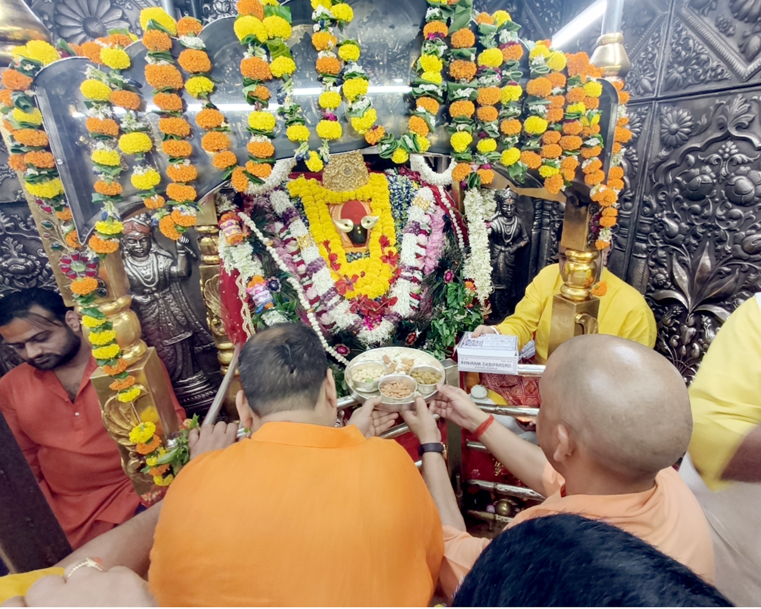 मुख्यमंत्री योगी ने विधि विधान से किया मां विंध्यवासिनी का दर्शन-पूजन