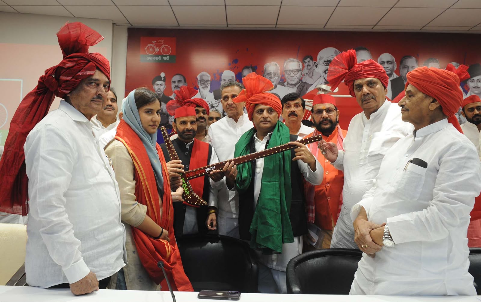 भाजपा, बसपा, आजाद समाज पार्टी, निषाद पार्टी और राष्ट्रीय लोकदल छोड़कर दर्जनों नेता समाजवादी पार्टी में शामिल