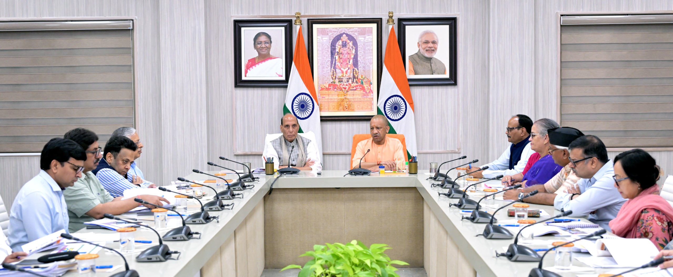 रक्षामंत्री राजनाथ सिंह और मुख्यमंत्री योगी आदित्यनाथ की उच्चस्तरीय बैठक में राजधानी को जलभराव से बचाने का बड़ा रोडमैप तैयार