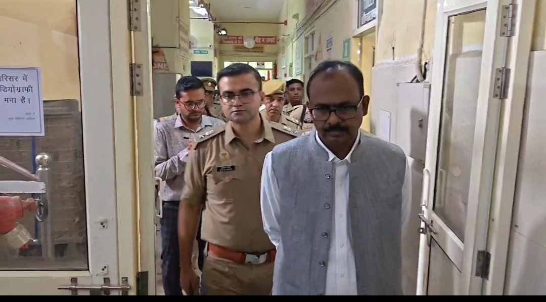 ई-रिक्शा पलटने से एक ही परिवार के 10 लोग घायल, पांच बच्चे शामिल; डीएम-एसएसपी ने अस्पताल पहुंचकर जाना हाल