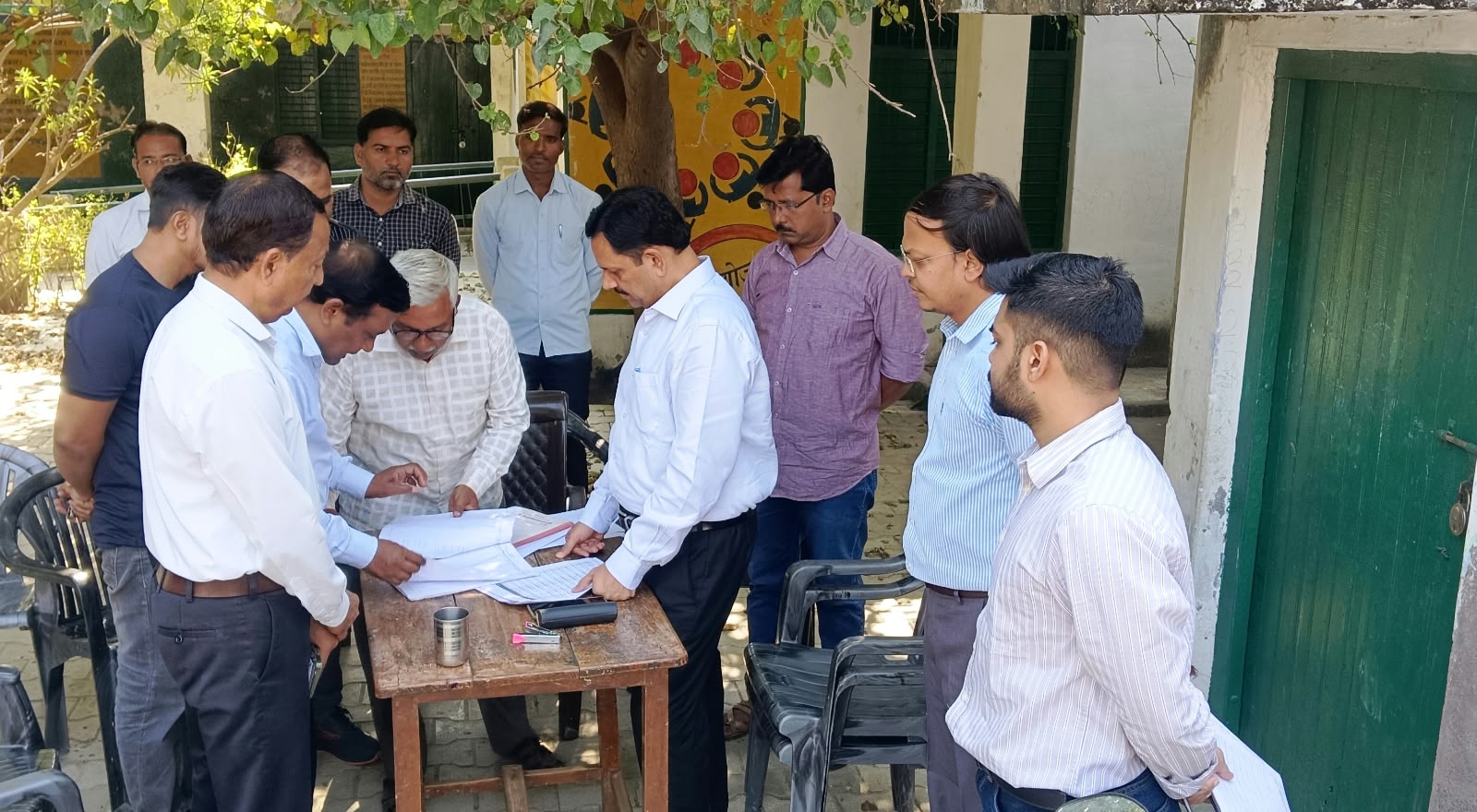 मतदाता सूची को अद्यावधिक, त्रुटि-रहित बनाने में बूथ लेवल अधिकारी मेहनत से करें कार्य- जिला निर्वाचन अधिकारी