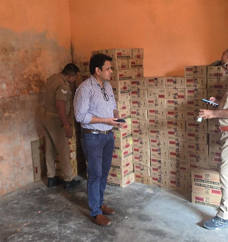 टूंडला में आबकारी विभाग ने शराब की दुकानों का किया निरीक्षण, दिए निर्देश