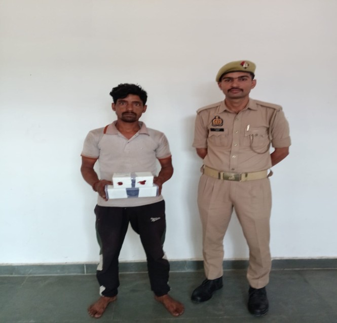 चोरी के मोबाइल और अवैध तमंचे के साथ एक युवक गिरफ्तार