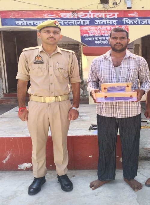 सिरसागंज पुलिस ने तमंचा और चार मोबाइलों के साथ आरोपी को पकड़ा