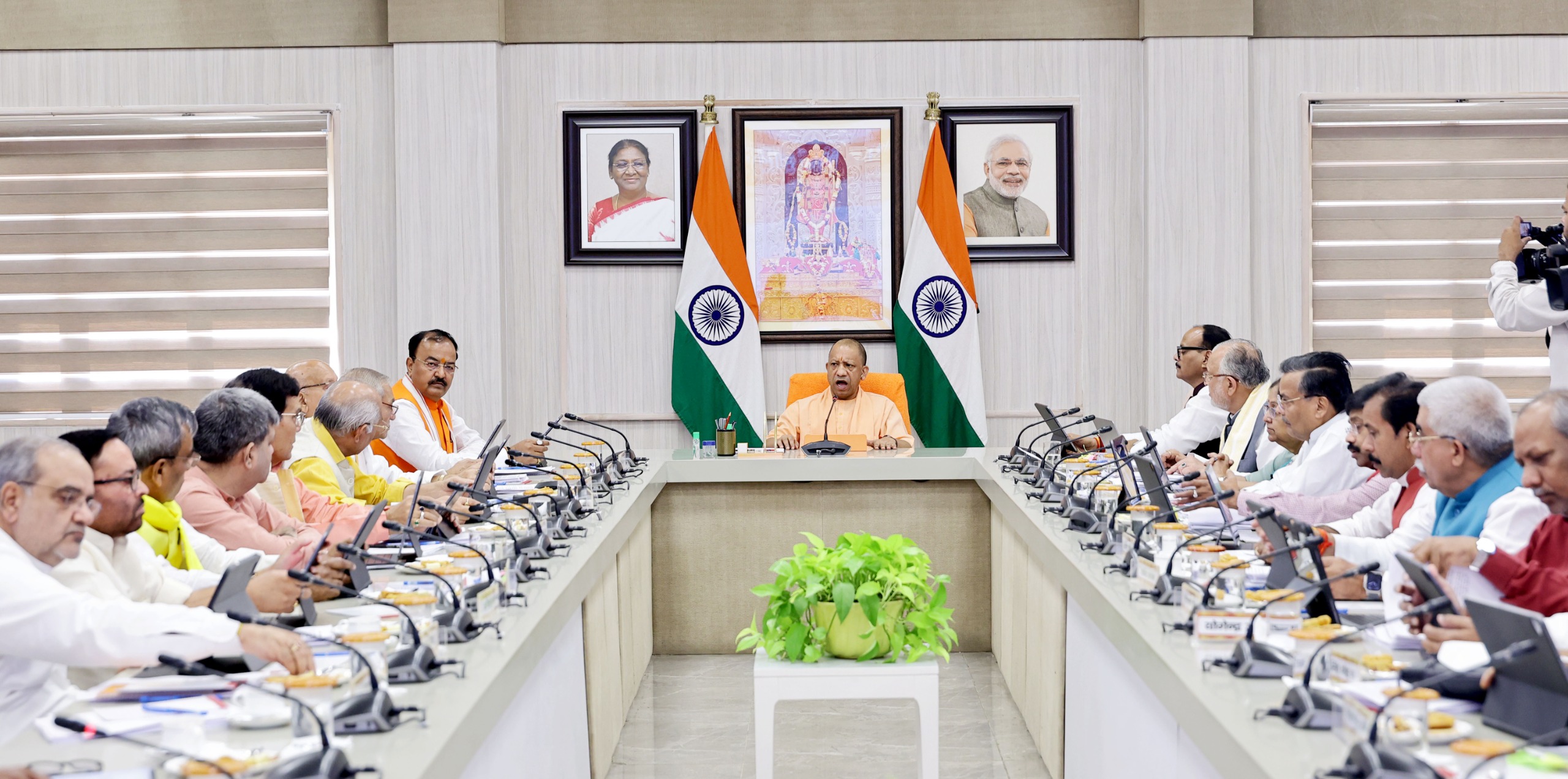 योगी कैबिनेट का बड़ा फैसला: माध्यमिक और बेसिक शिक्षा के शिक्षणेत्तर कर्मचारियों को भी मिलेगी कैशलेस चिकित्सा सुविधा