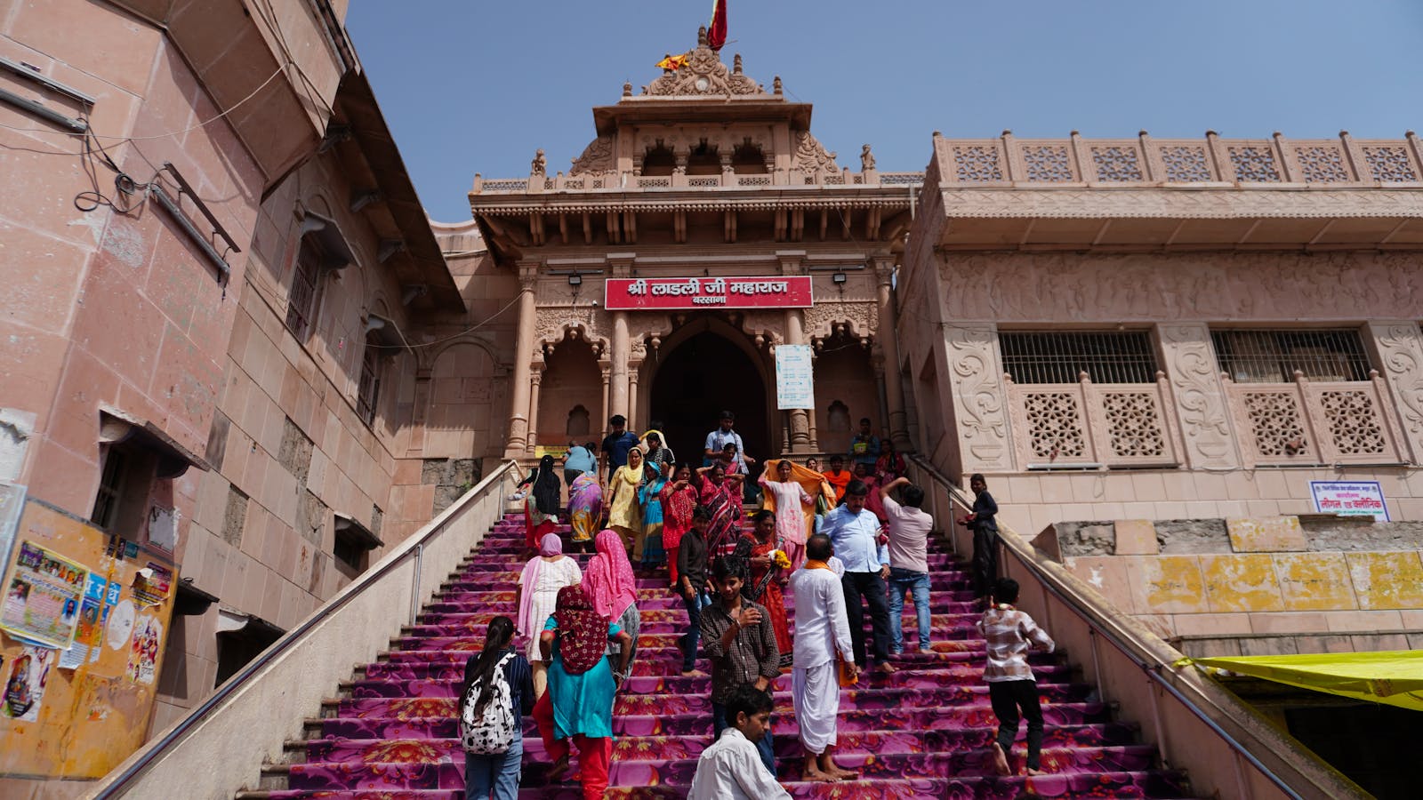 बरसाना के श्रीजी मंदिर में दम घुटने से महिला की मौत, भीड़ नियंत्रण व्यवस्था पर उठे सवाल, परिजनों ने जताया आक्रोश