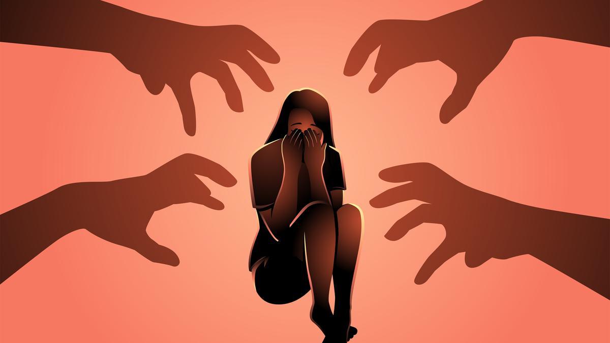 अकेली महिला देख घर में घुसा युवक, महिला को नग्न कर दुराचार का किया प्रयास, असफल होने पर गला दबाया, वीडियो वायरल
