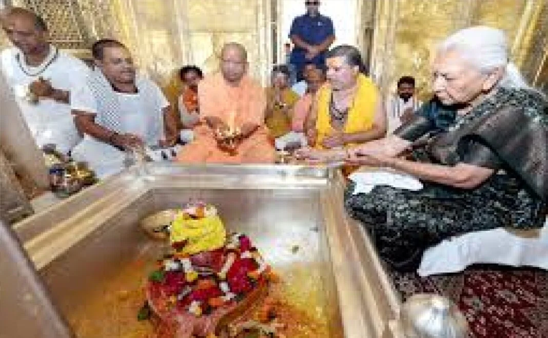 राज्यपाल व मुख्यमंत्री ने किए बाबा विश्वनाथ के दर्शन-पूजन